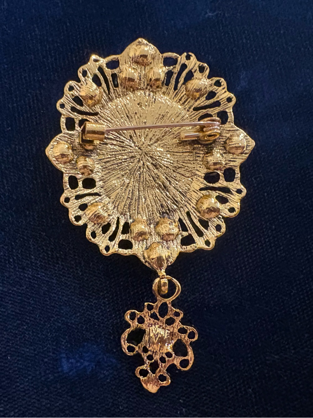 Vintage-Inspired Gold-Tone Cameo Brooch with Amber Crystals - Picture 4 of 4